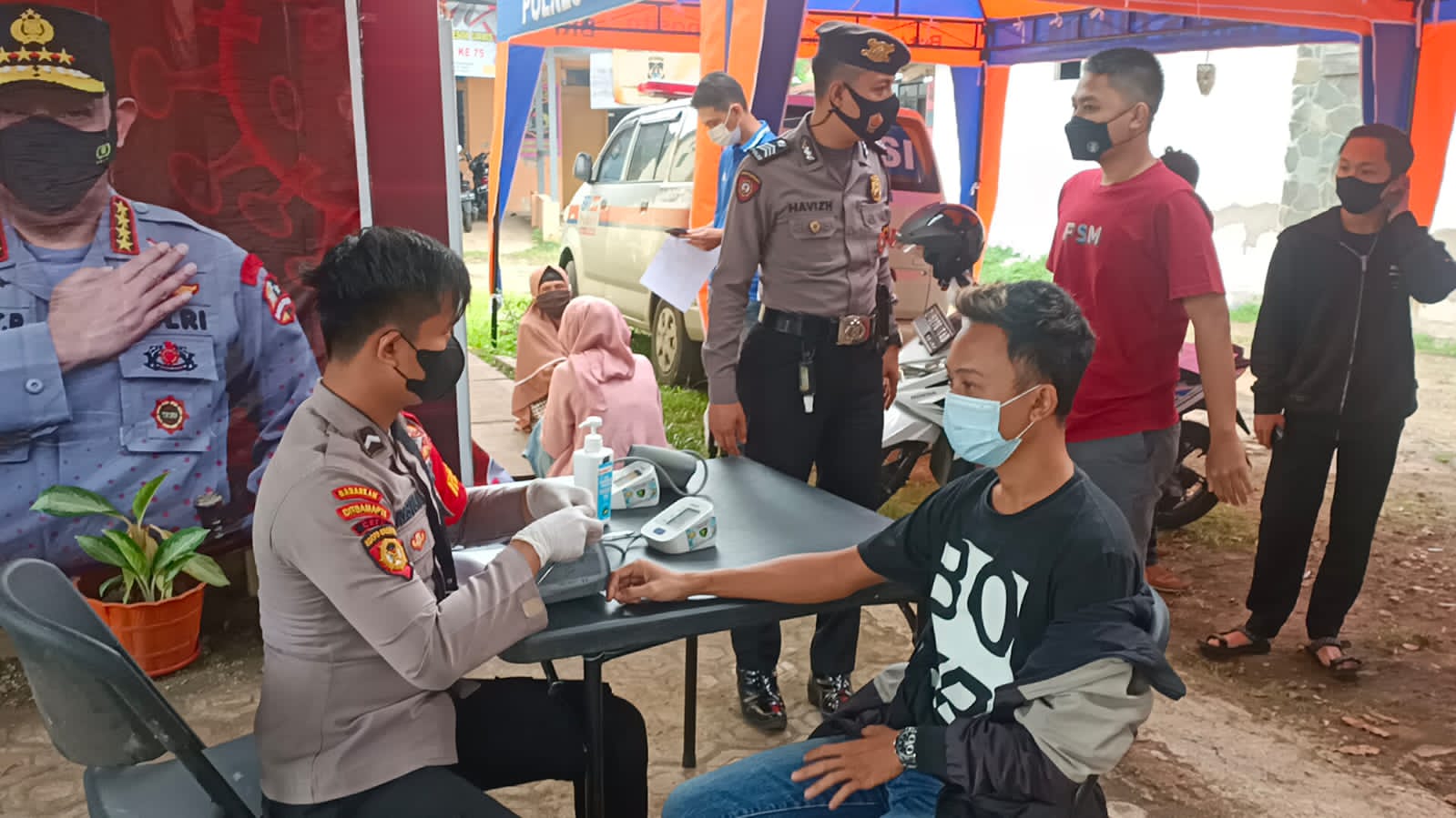 Jajaran Polres Ciamis Lakukan Pengamanan Vaksinasi Di Area Kilinik