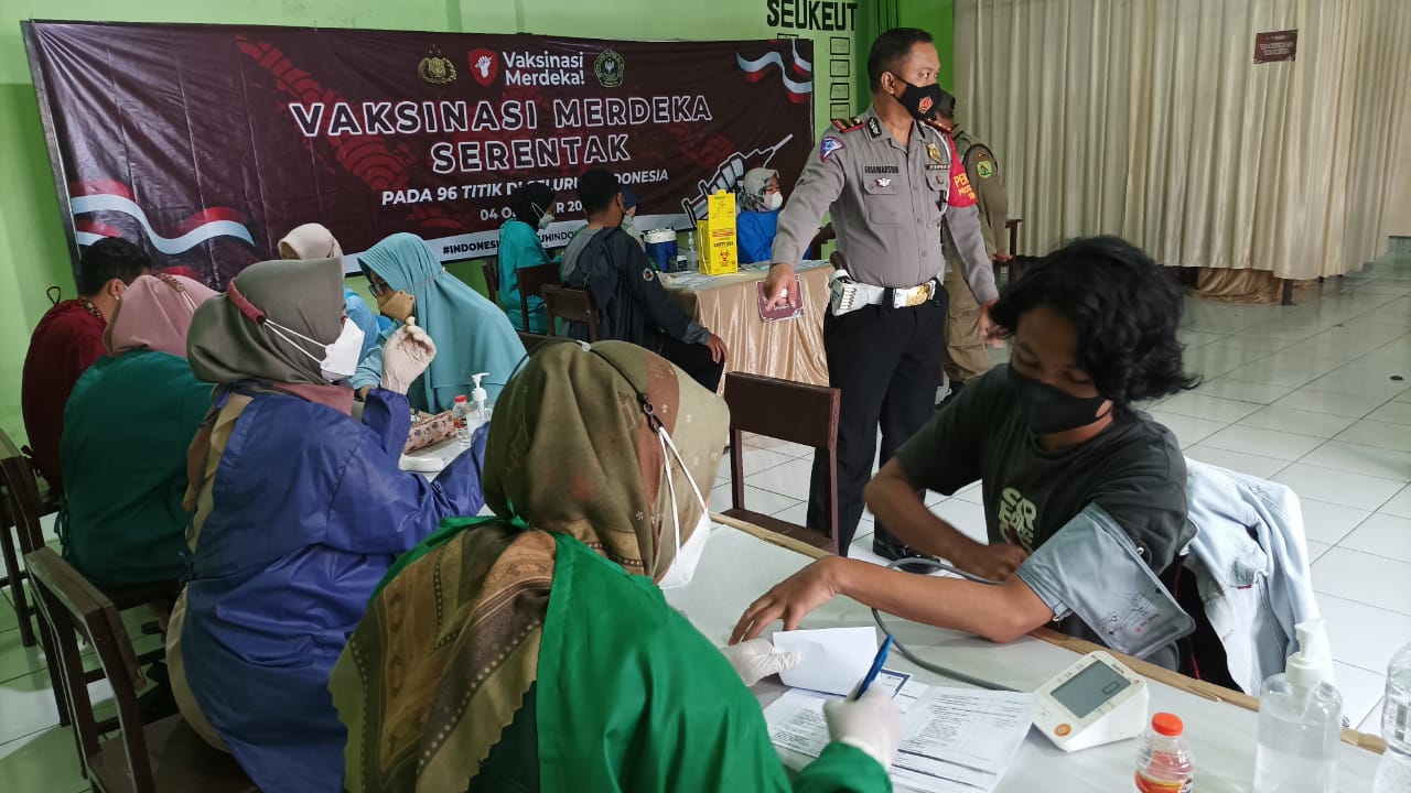 Ponpes Al-Huda Pameungpeuk Jadi Sasaran Vaksinasi Merdeka Polisi