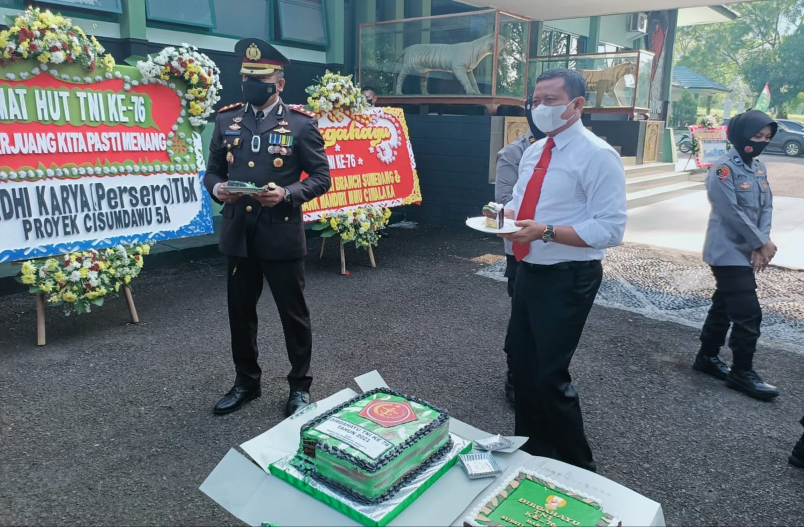 HUT TNI ke-76, Kapolres Sumedang Berikan Kue Ulang Tahun dan Tumpeng
