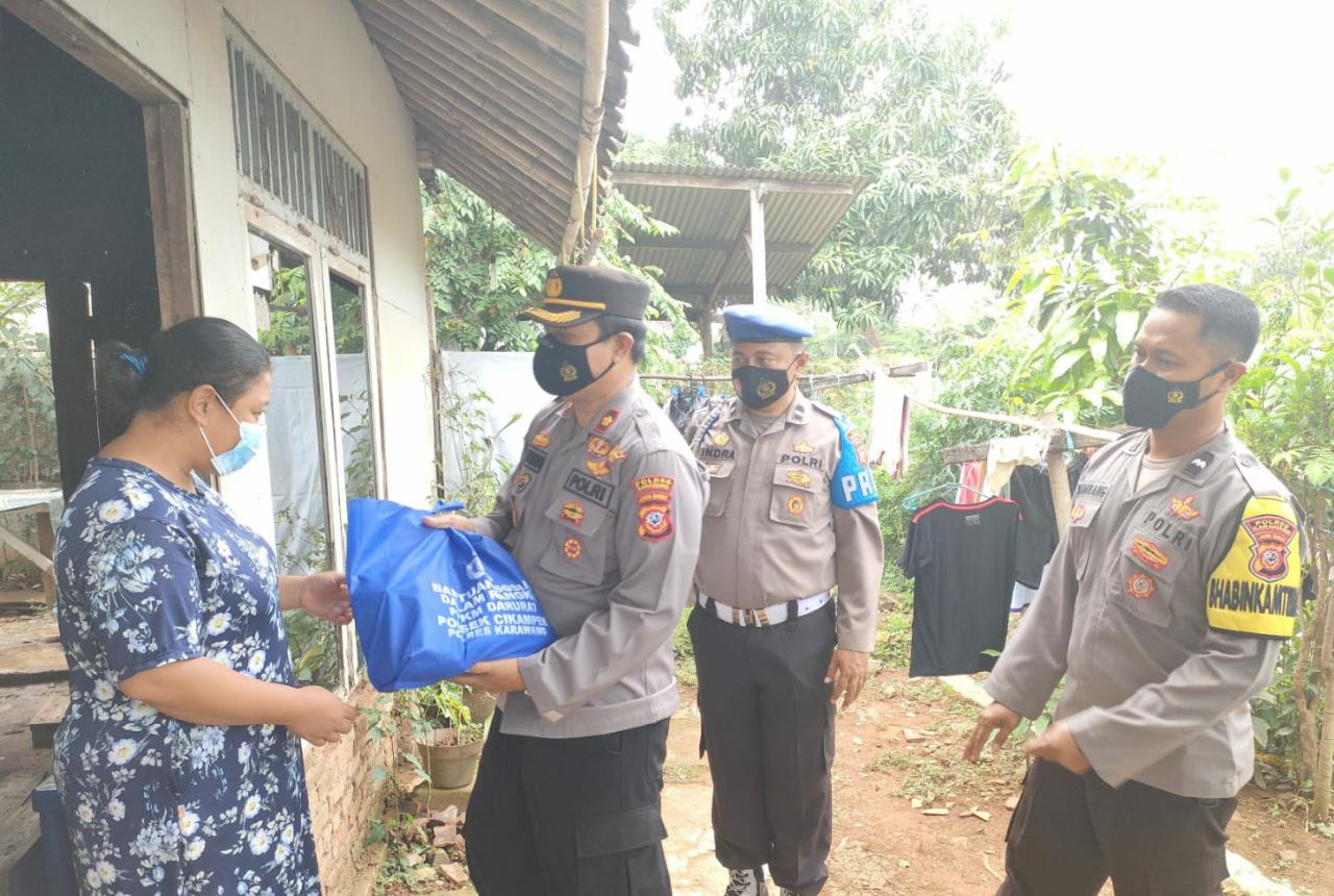 Polisi Berikan Bansos Paket Sembako ke Warga Kurang Mampu