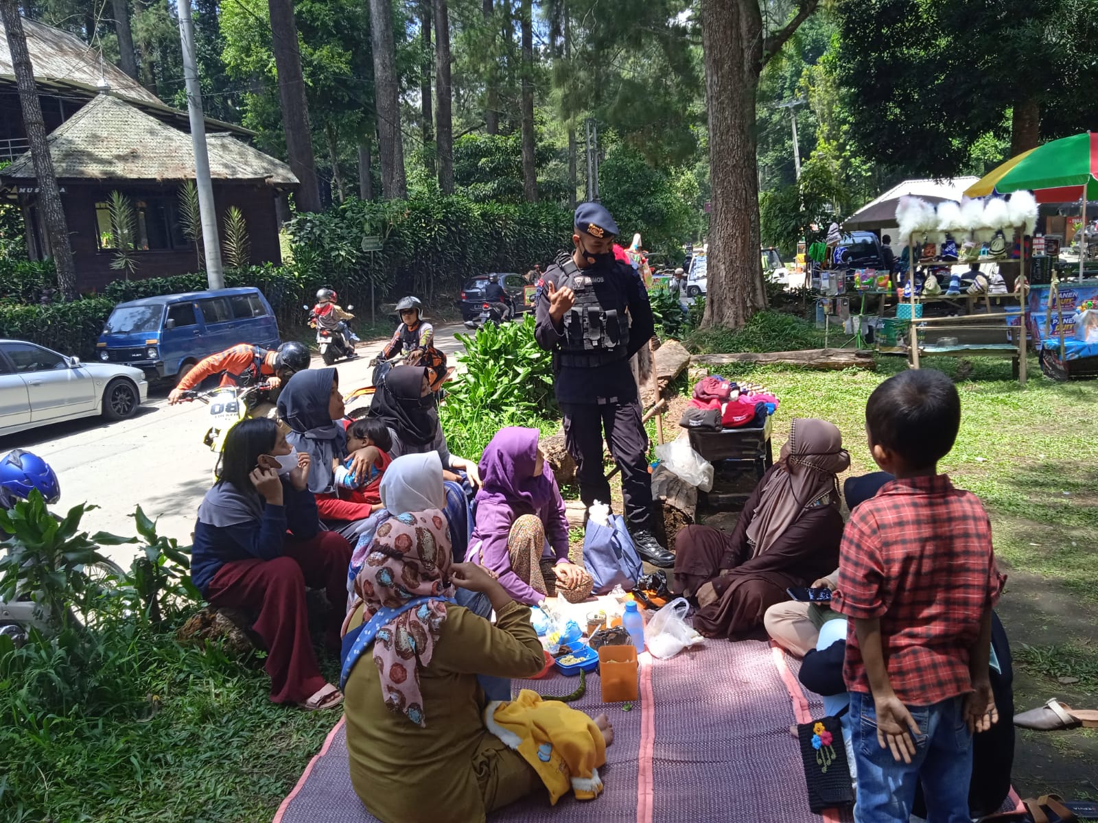 Sat Brimob Polda Jabar Himbau Masyarakat Lembang Patuhi Prokes