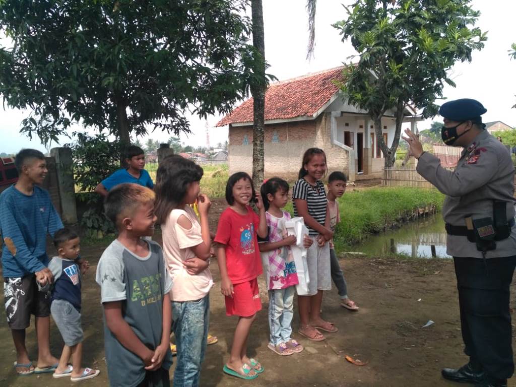 Sat Brimob Polda Jabar Sambangi Warga dan Berikan Masker