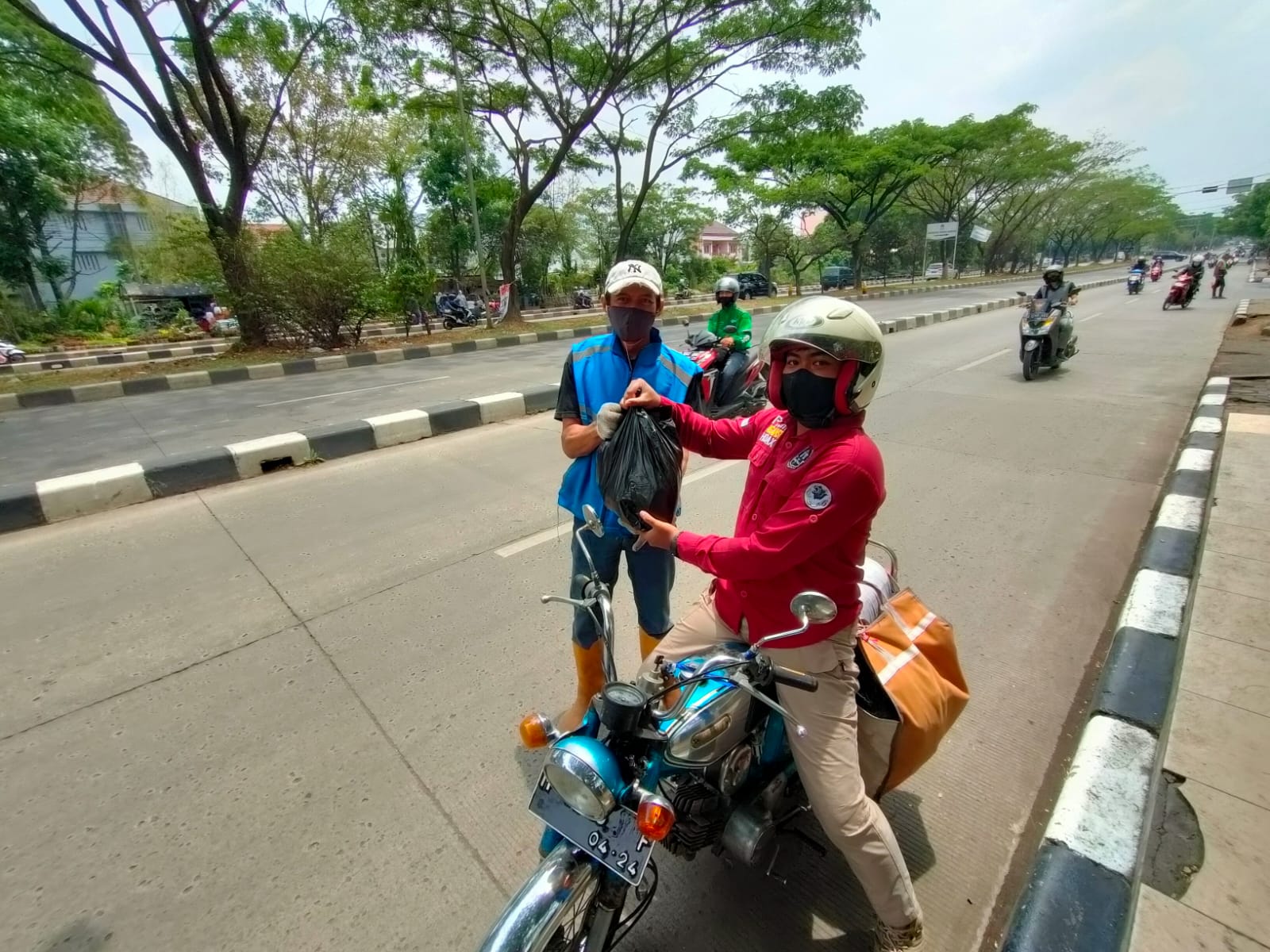 Bid Humas Polda Jabar Bagikan Bansos Sembako