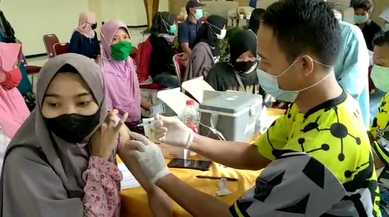 Camat Kedungreja Inovatif dalam Mengajak Masyarakatnya untuk di Vaksin