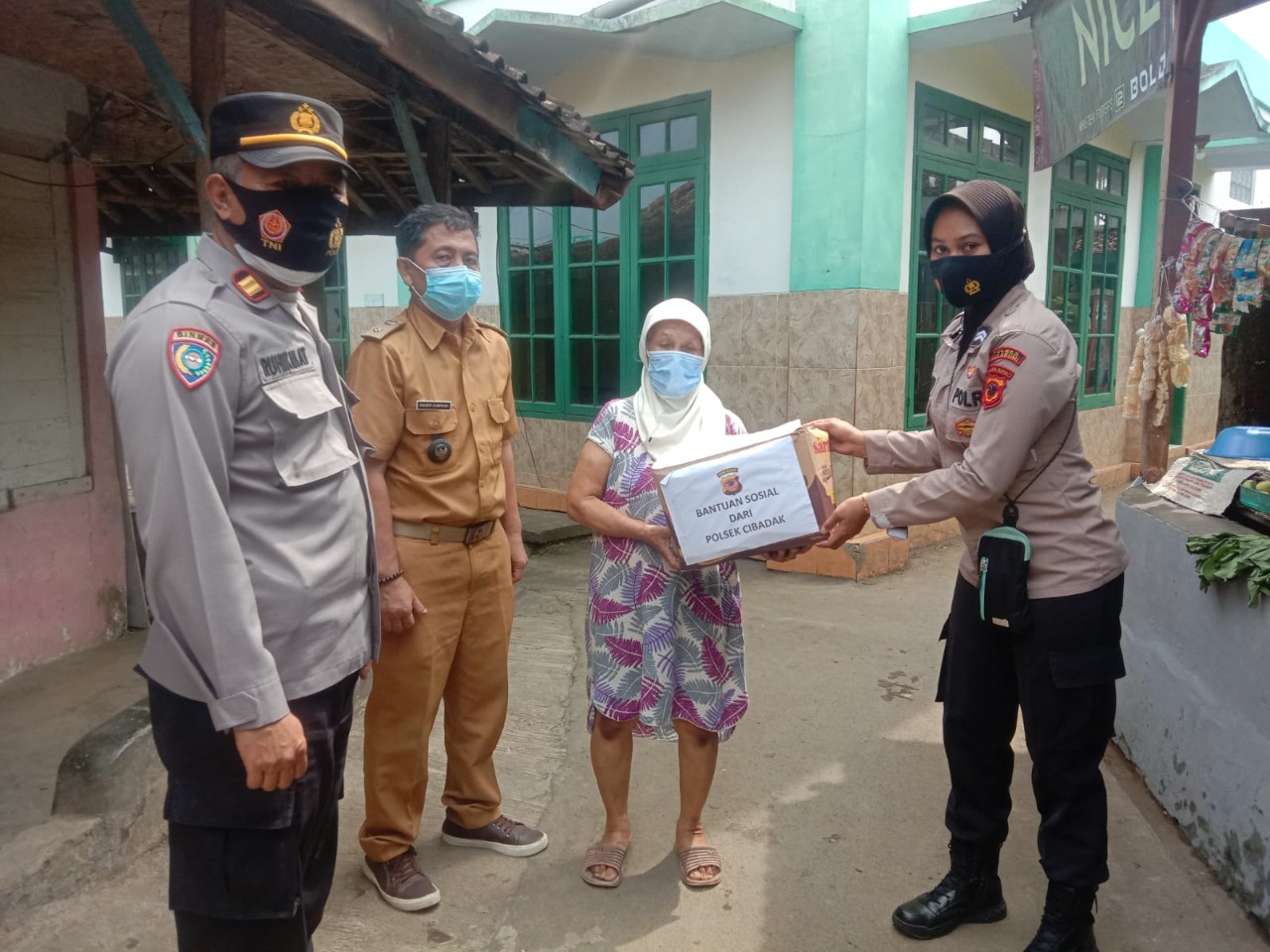 Polisi Bagikan Bansos 100 Sembako Kepada Warga Kurang Mampu 