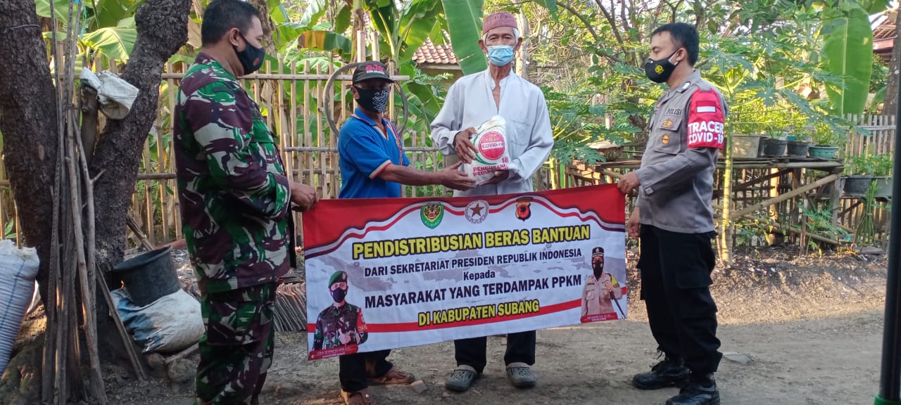 Polisi Bagikan Bansos Sembako Kepada Warga