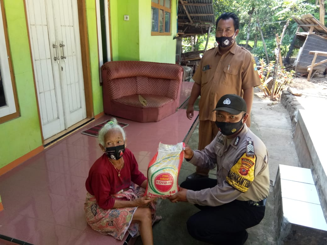 Polresta Cirebon Bagikan Paket Sembako ke Warga Desa Bobos dan Desa Mandala
