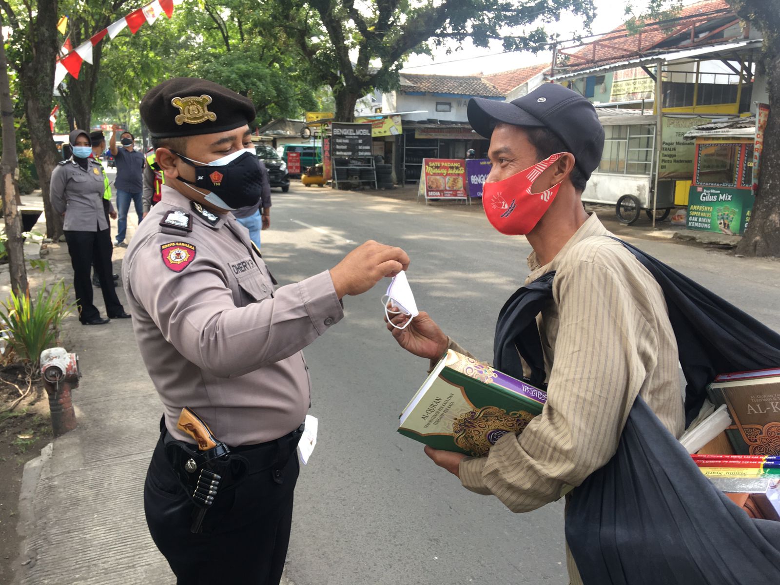 Laksanakan Operasi Yustisi INPRES NO.6 Tahun 2021 dan Pembagian Masker Terus Dilakukan Polisi