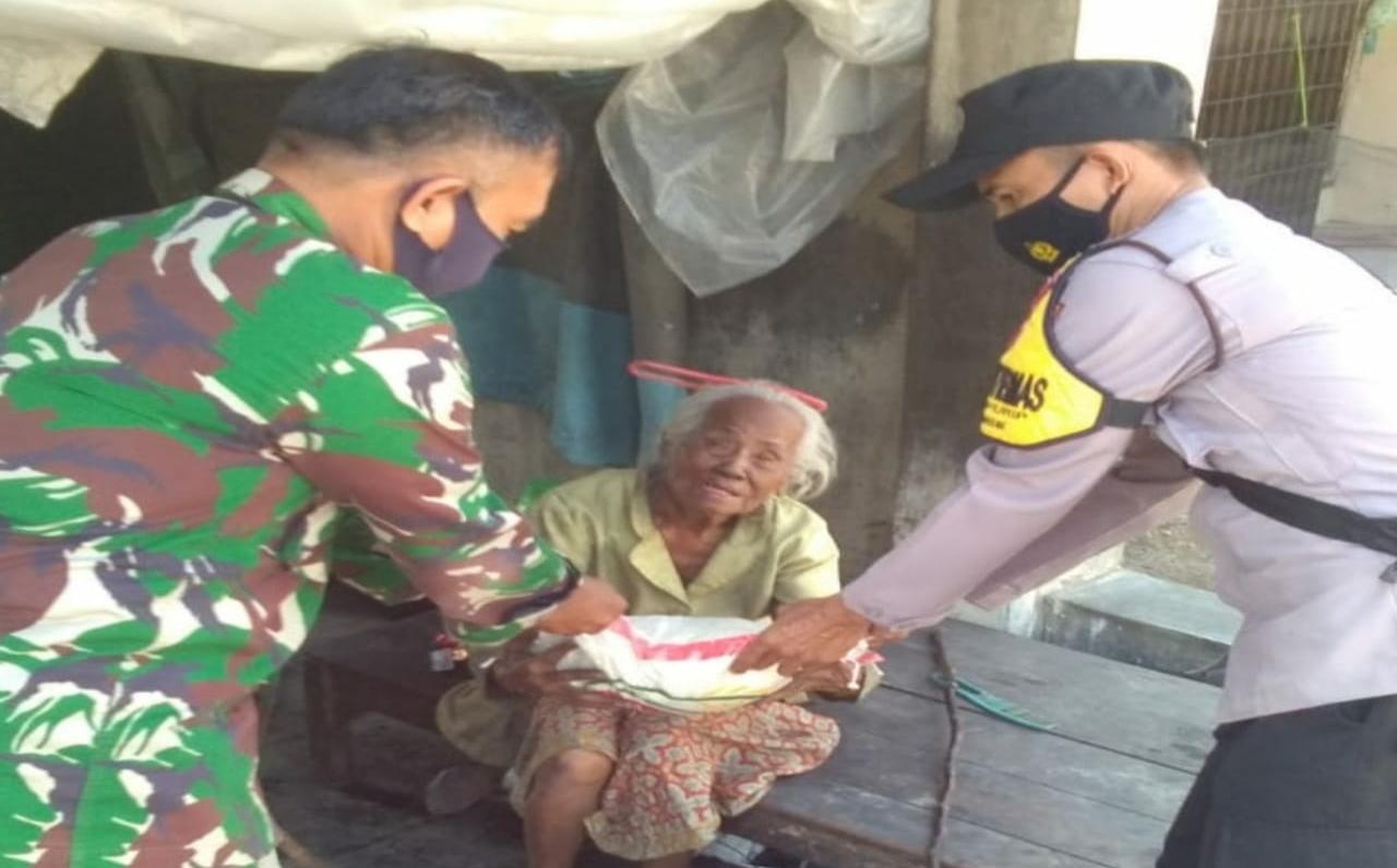 Polisi Bagikan Bansos Sembako ke Warga Terdampak Covid-19 di Kabupaten Subang