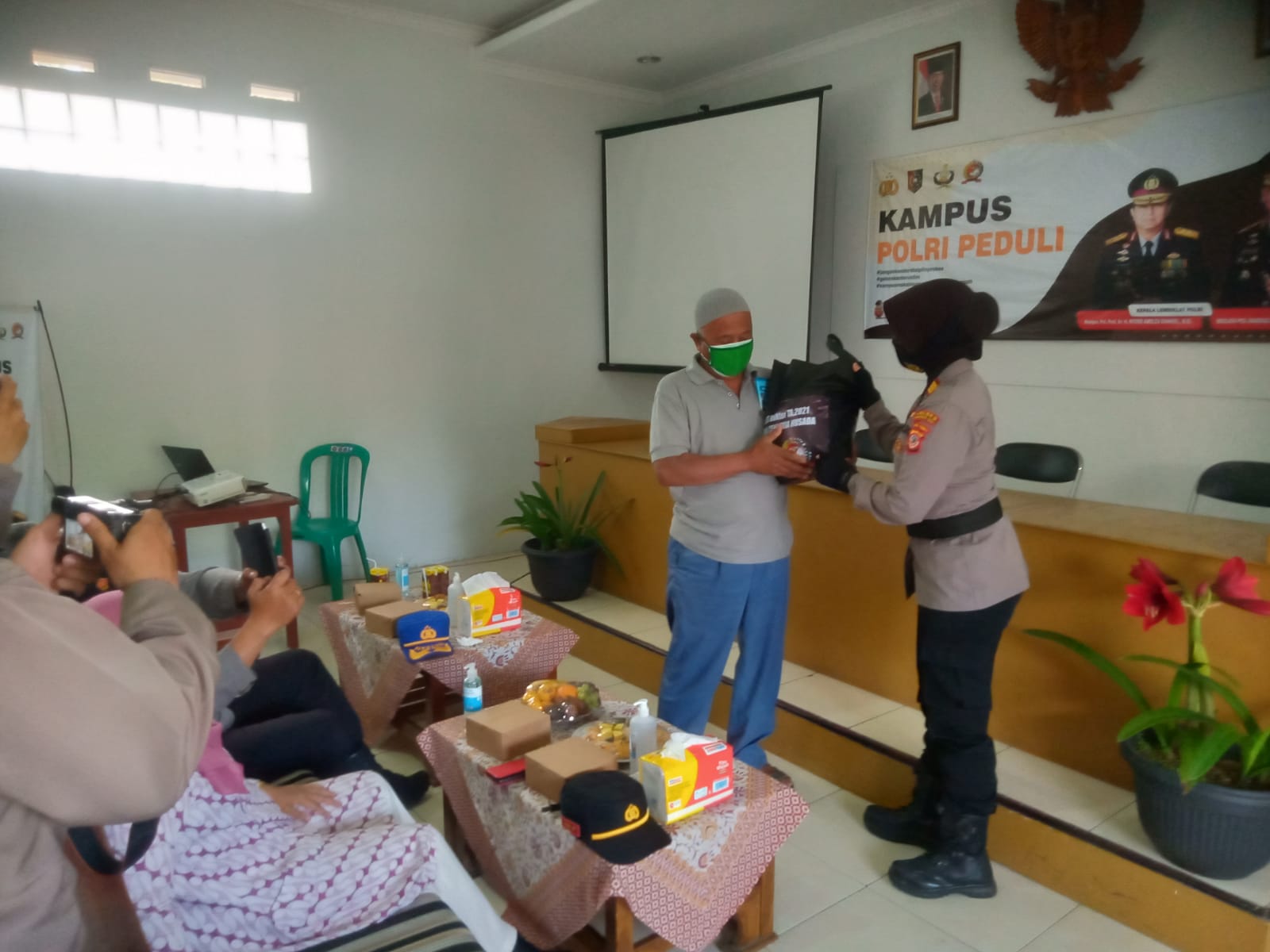 Puluhan Warga Desa Perbawati Sukabumi Terima Bansos Saat Silaturahmi Dengan Sejumlah Siswa SIPSS-Sus Setukpa Lemdiklat Polri