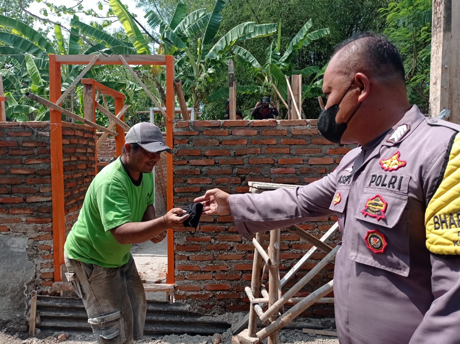 Tekan Penyebaran Covid-19, Bhabinkamtibmas Bagikan Masker Pada Warga Binaan