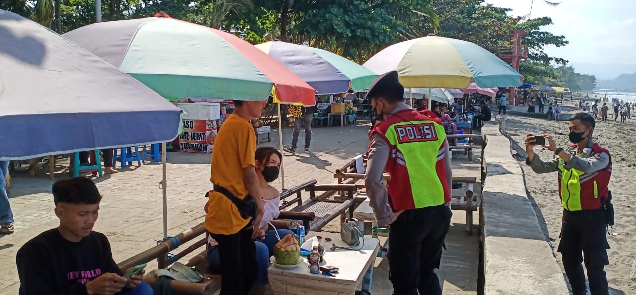 Polisi Hampiri Wisatawan di Pantai, Ingatkan Prokes dan Bagikan Masker
