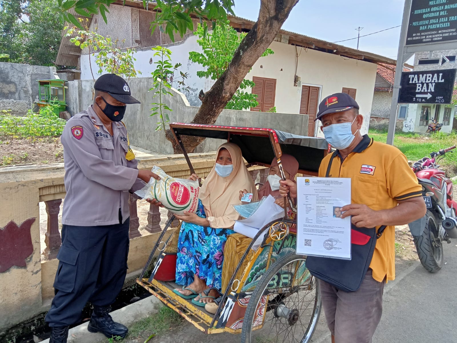 Personel Polresta Cirebon Distribusikan Bantuan Sembako di Desa Ciledug Lor