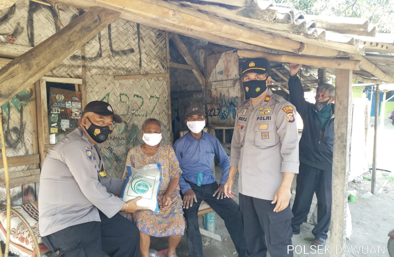Polisi Berikan Bantuan Beras ke Warga yang Terdampak Covid-19