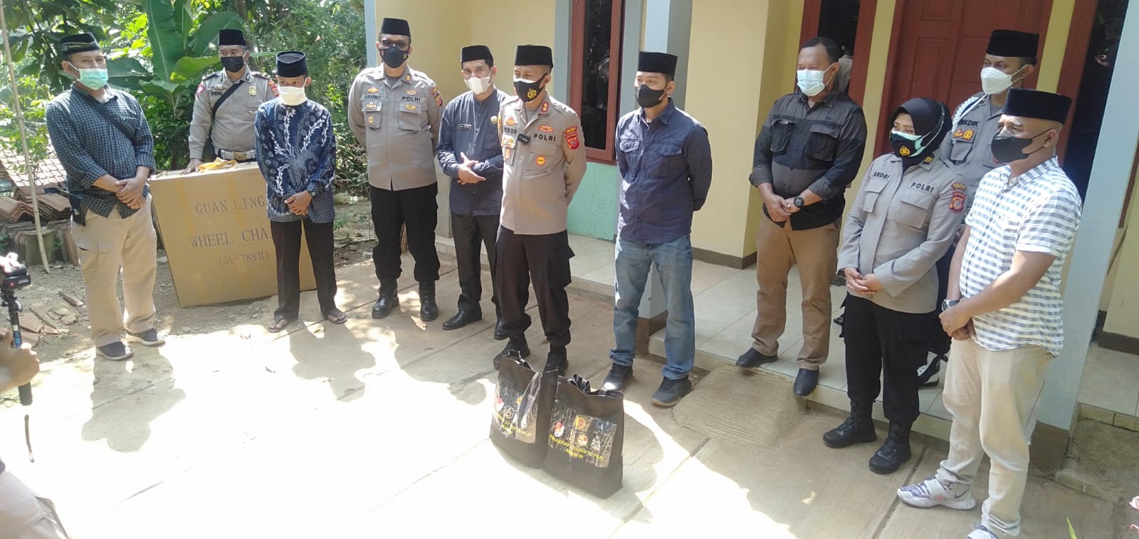 Polisi Salurkan Bantuan Sosial untuk Masyarakat