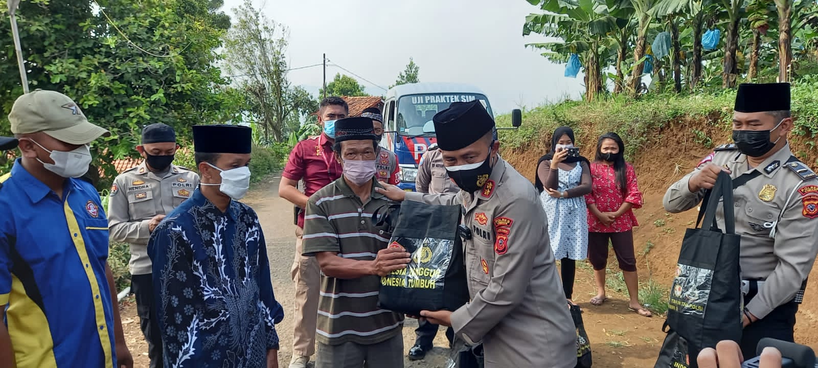 Polri Berikan Bansos Ditengah PPKM Kepada Kaum Duafa