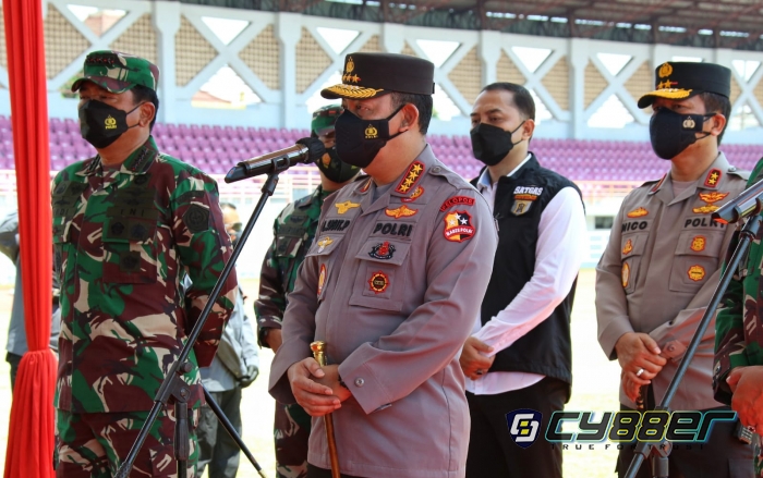 Tinjau Vaksinasi di Surabaya, Kapolri: Datangi dan Layani Warga yang Ada di Titik Tak Terjangkau