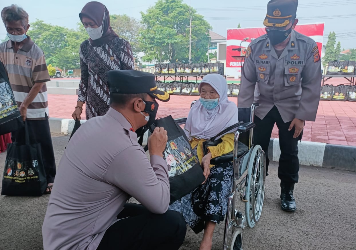 Alumni Akabri 89 Berikan Bansos Pada Lansia di Wilayah Sumedang