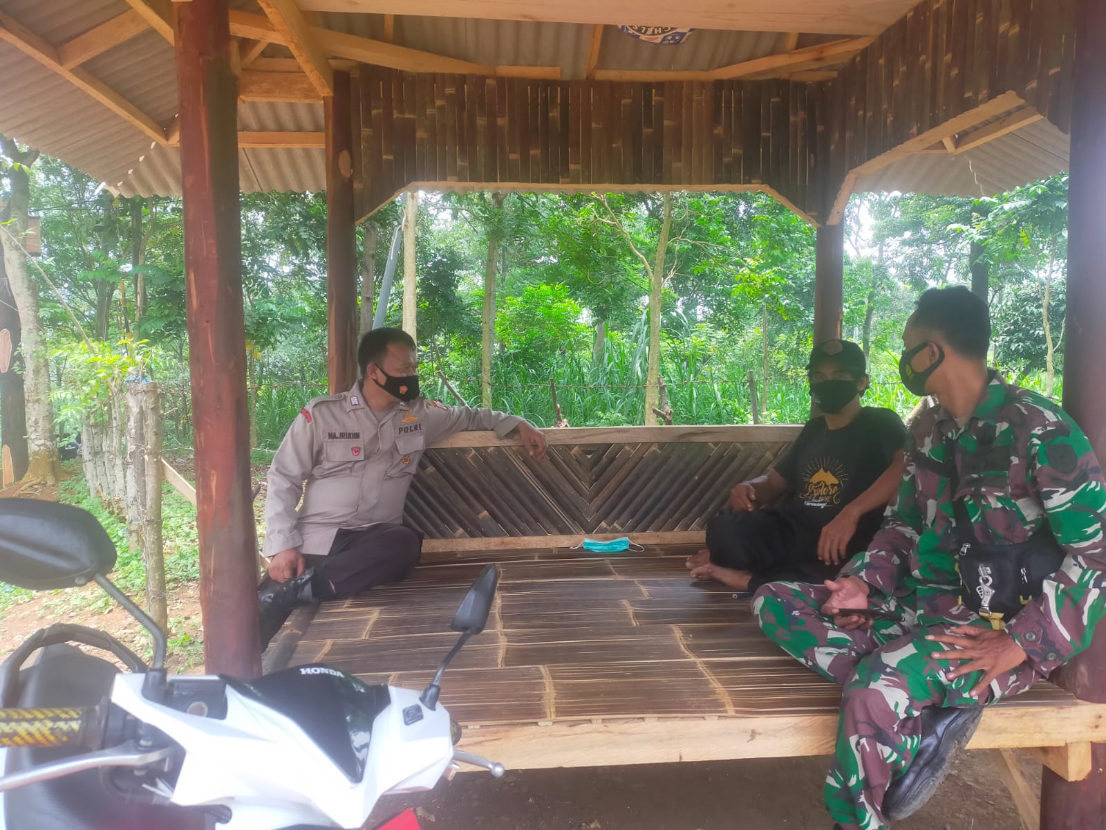 Personil Polsek Padarincang dan Babinsa Himbau Prokes
