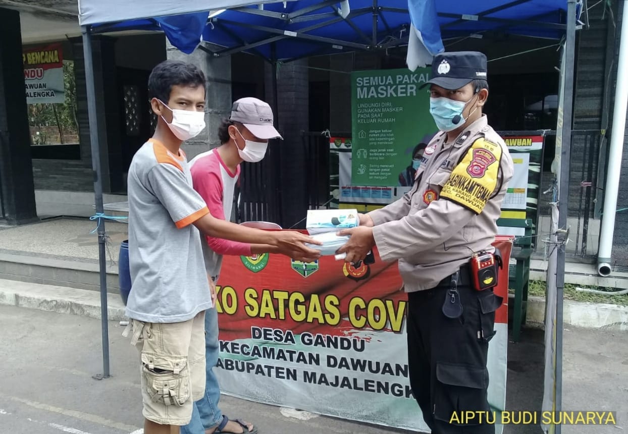 Polsek Dawuan Himbau Prokes dan Bagikan Masker Pada Warga