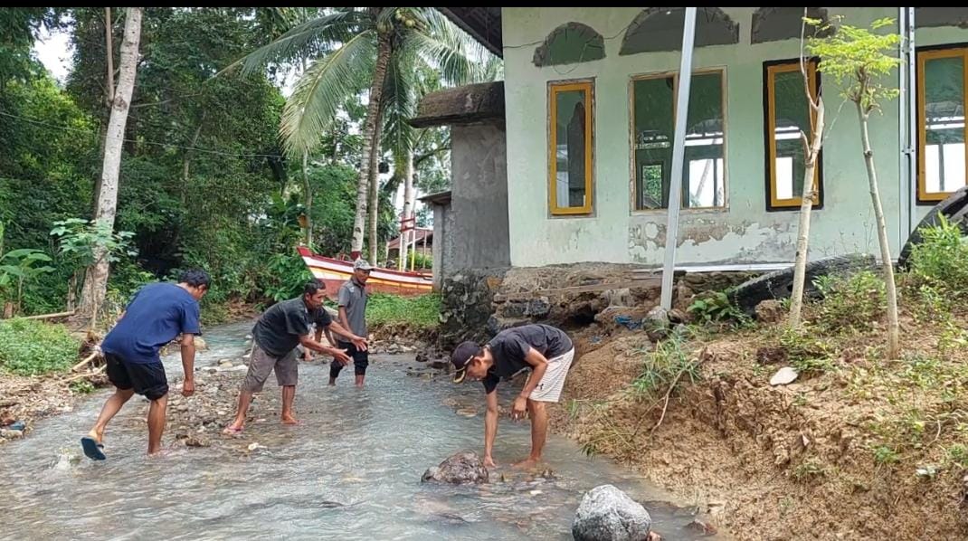 Tiga Kali Kebanjiran, Pondasi Masjid Teluk Brak Terkikis Air