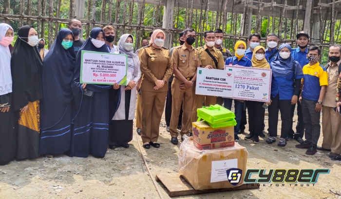 Sambangi Ponpes Al-Madani, Bupati Inhu Serahkan Bantuan