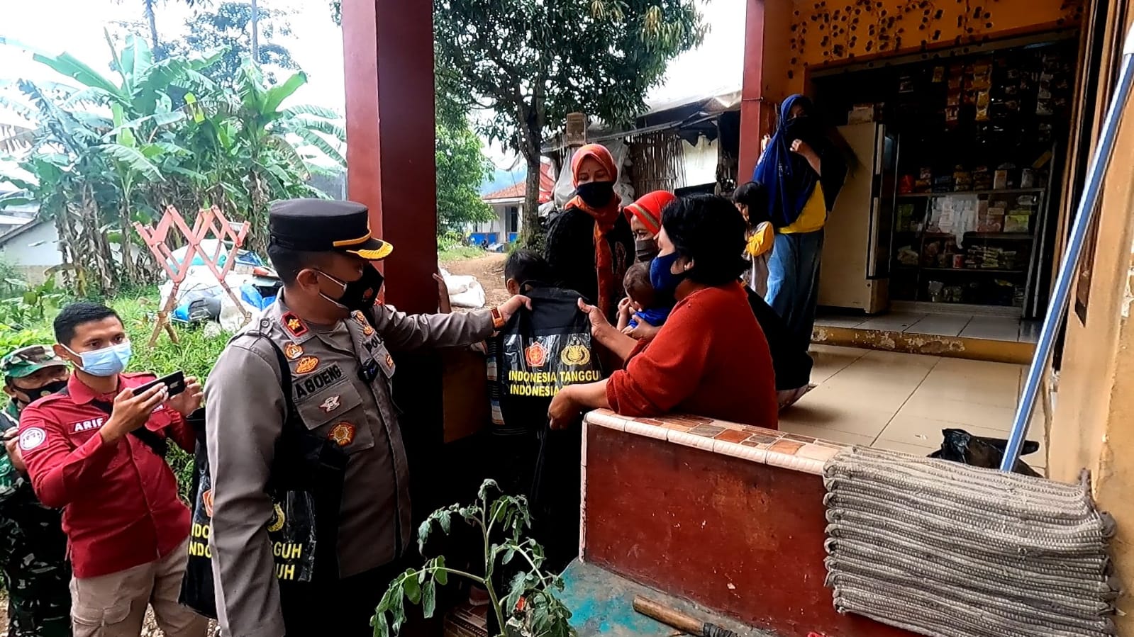Kurangi Beban Masyarakat Nyalindung Dimasa PPKM, Polisi Berikan Bansos