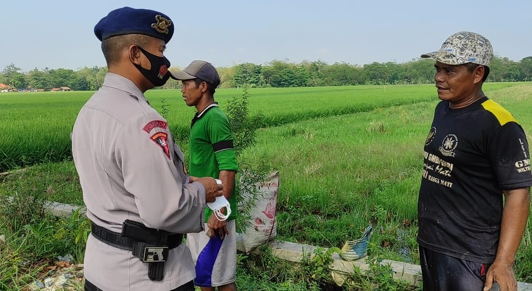 Peduli Kesehatan, Sat Brimob Polda Jabar Bagikan Masker ke Warga Gempol
