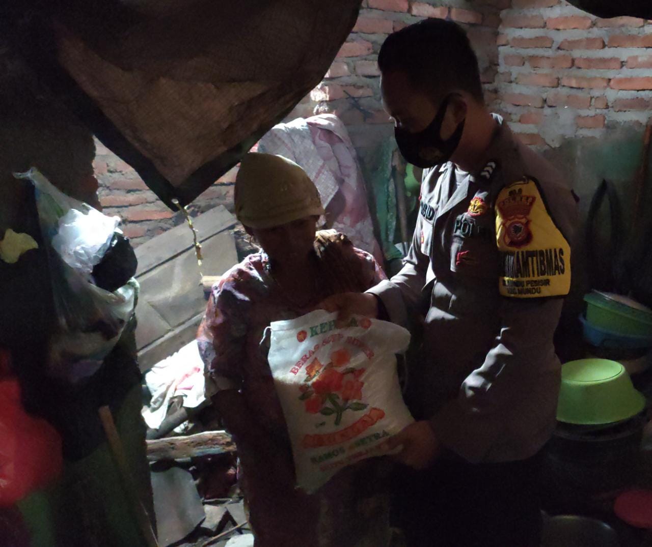 Polisi  Monitor Giat Maulid Nabi Muhammad SAW, Sambil Berikan  Sembako Kaum Duafa