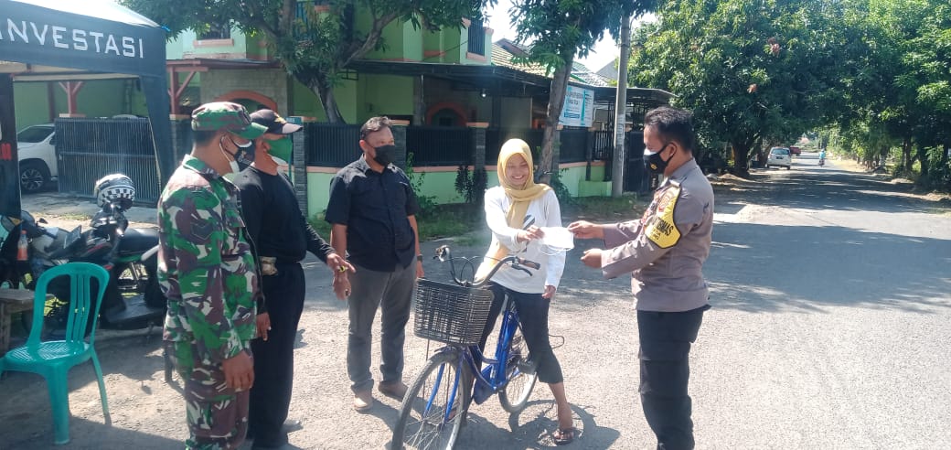 Cegah Penularan Covid-19 TNI POLRI  Bagikan Makser 