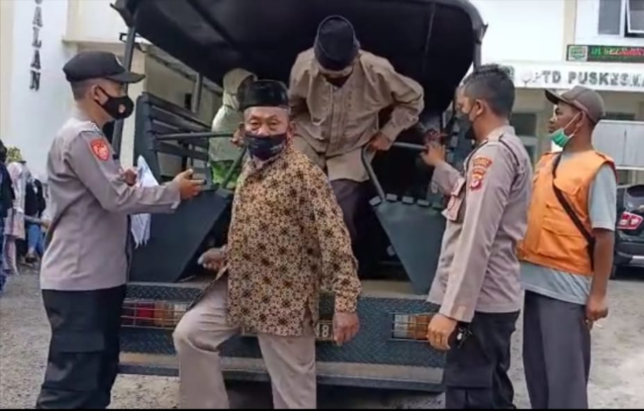 Door To Door Polisi Antar Jemput Lansia Ikuti Vaksinasi di Puskesmas Maja 
