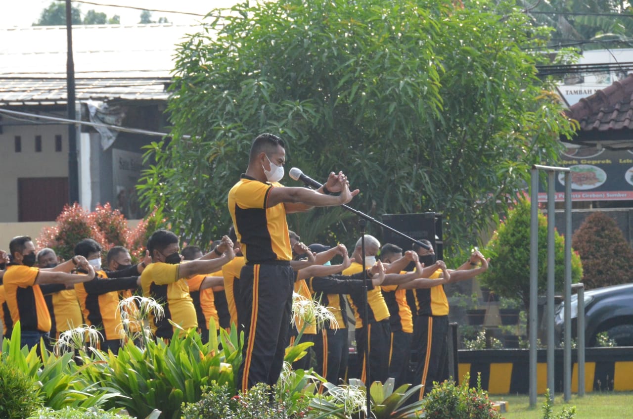 Jaga Kesehatan, Personel Polresta Cirebon Lakukan Olahraga Jalan Santai