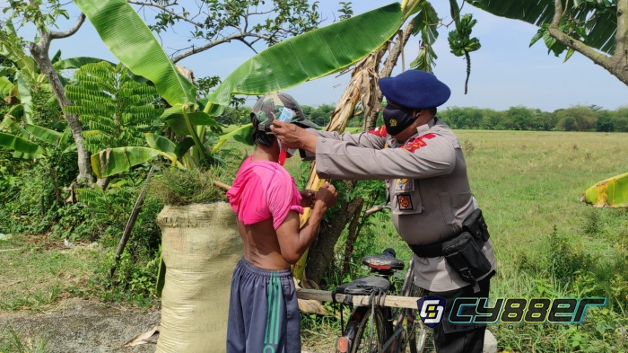 Lakukan Patroli Kamtibmas, Sat Brimob Polda Jabar Bagikan Masker Gratis pada Warga Winong 
