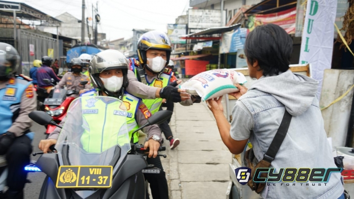 Tni-Polri Bersinergi Bantu Warga Ditengah PPKM