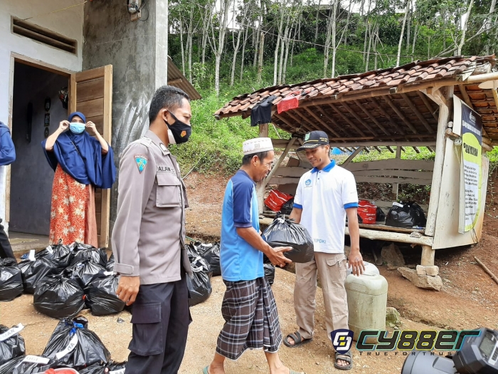 TNI-Polri Dampingi Kades Tegalega Salurkan Bansos PPKM 