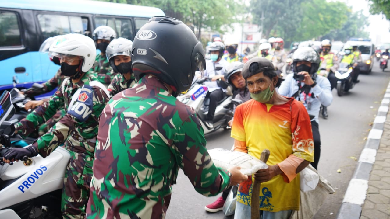 Polisi dan TNI di Cimahi Gunakan Motor Bagikan Bansos Sembako