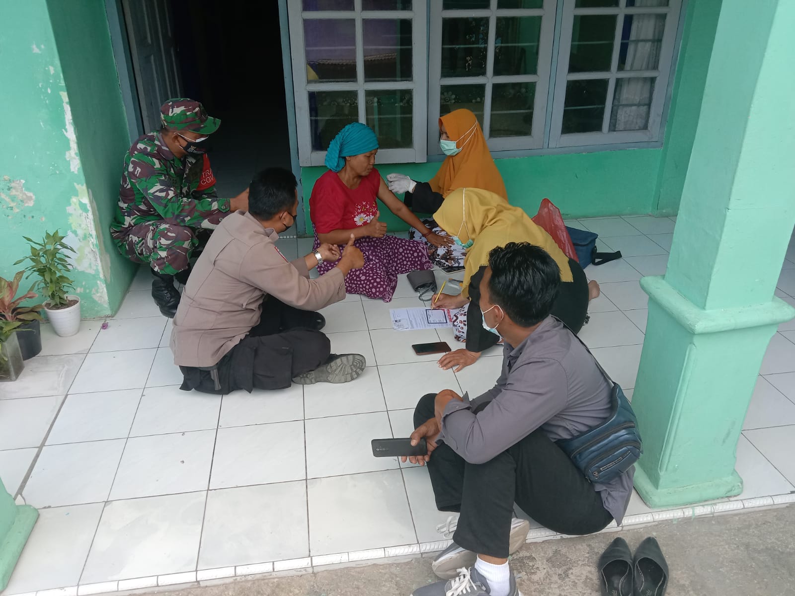 Bhabinkamtibmas, Babinsa dan Perangkat Desa Laksanakan Vaksinasi Pada Lansia