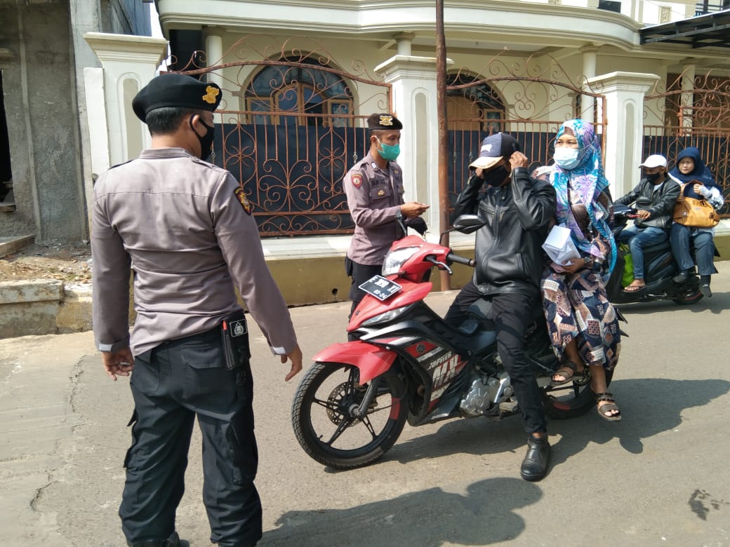 Perangi Covid-19 Ditengah PPKM, Polisi  Bagikan Masker di Jalan Desa Rawa 