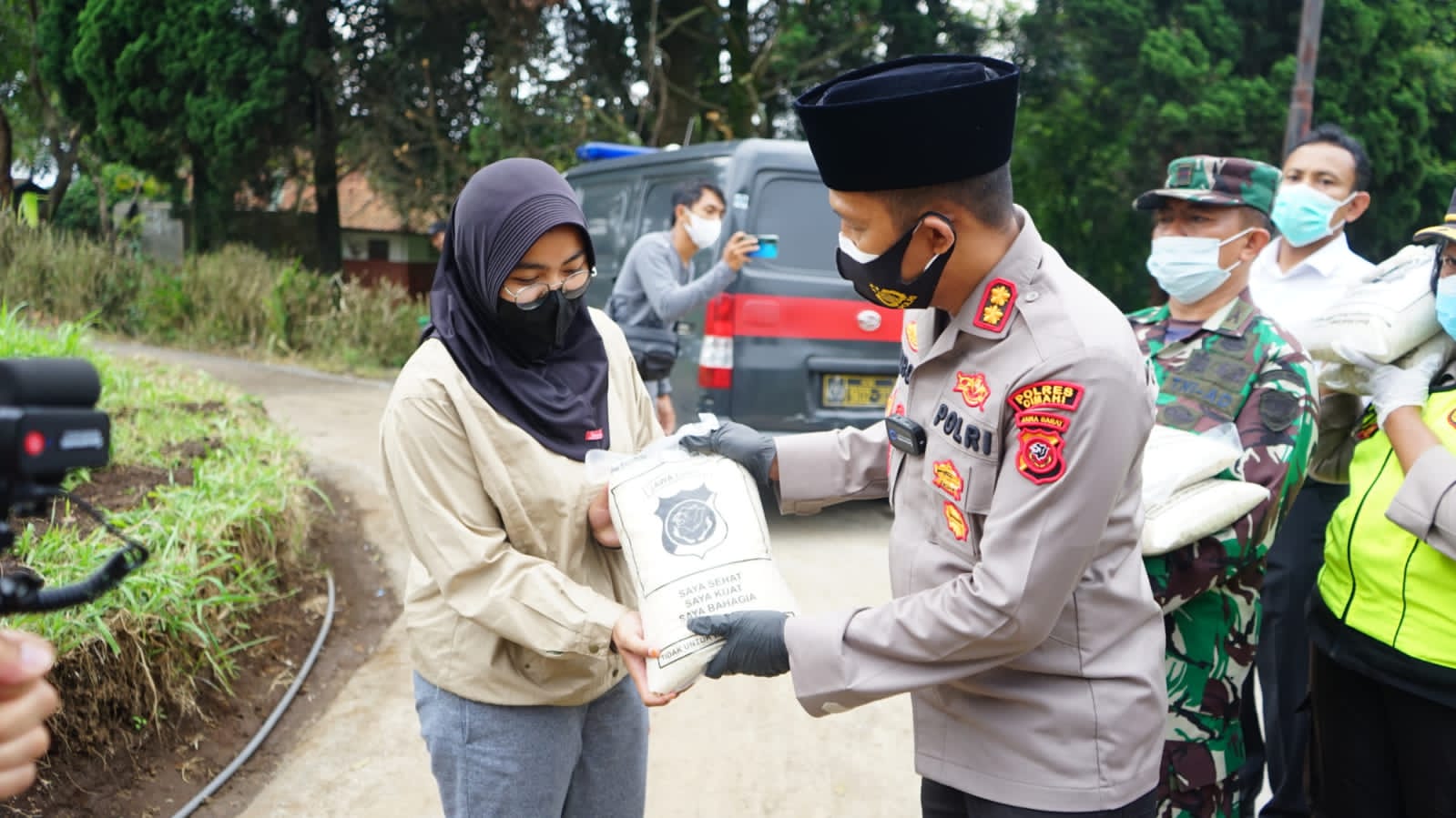 Polisi Berikan Bansos Beras Kepada Kaum Duafa 