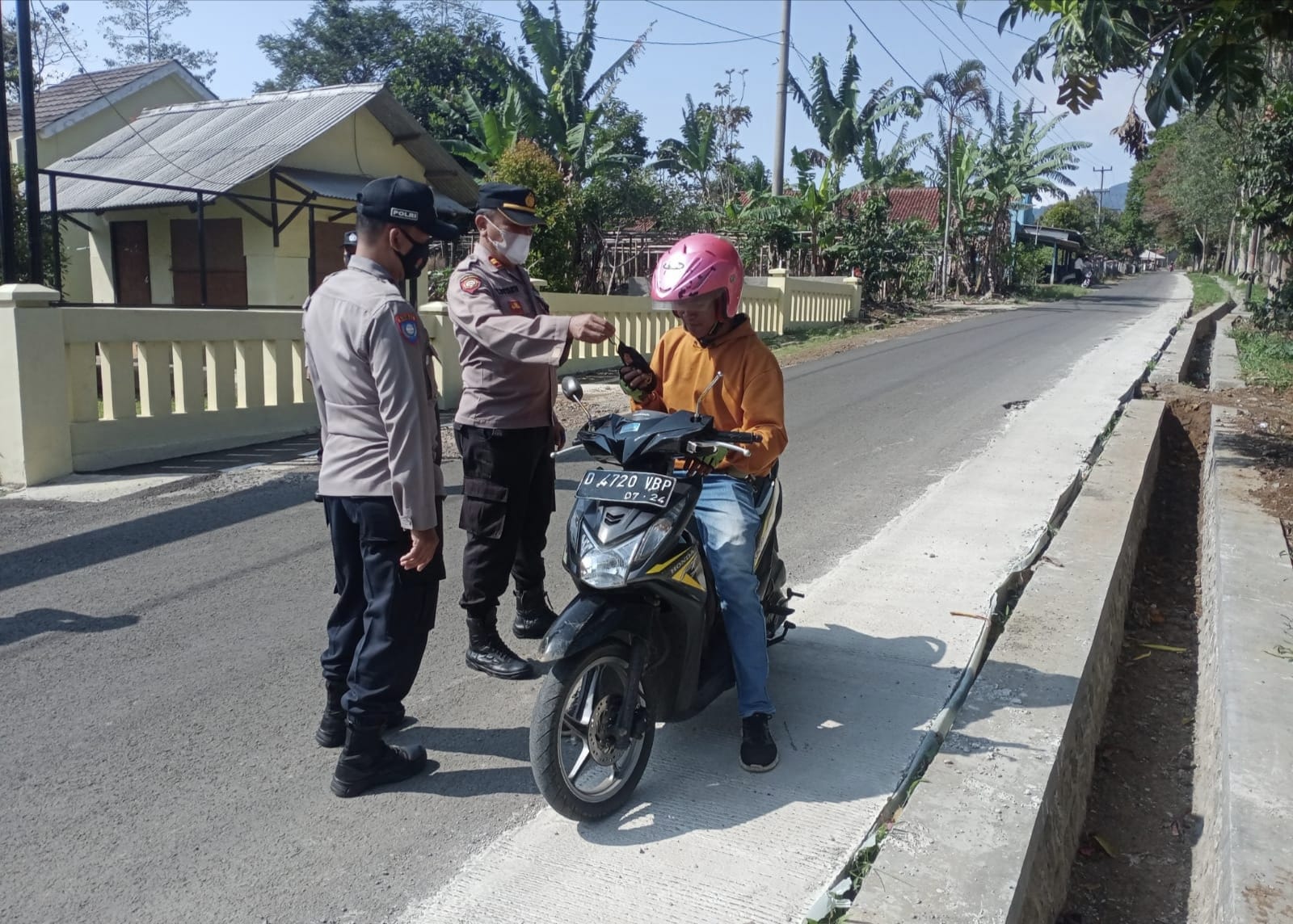 Polisi Gelar Ops Yustisi dan Beri Edukasi Prokes