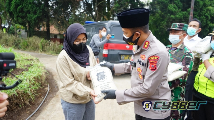 Dengan Penuh Keikhlasan Polisi Berikan Bansos  Beras Pada Kaum Duafa