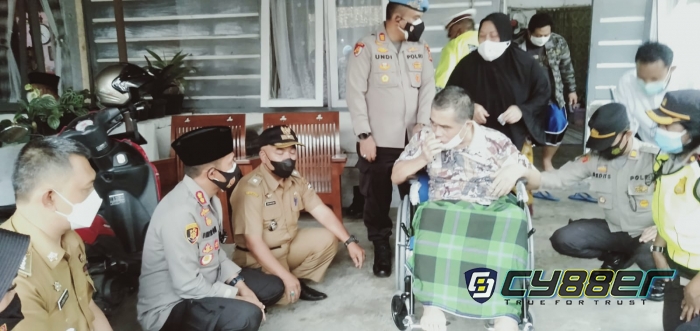 Jiwa Sosial Tinggi, Polri Bersinergi Dengan TNI Berikan Bansos Beras dan Kursi Roda 