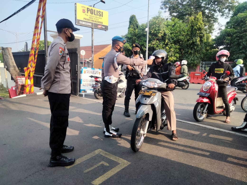 Propam Cek Suhu Tubuh Pengunjung yang Memasuki Mapolres Majalengka