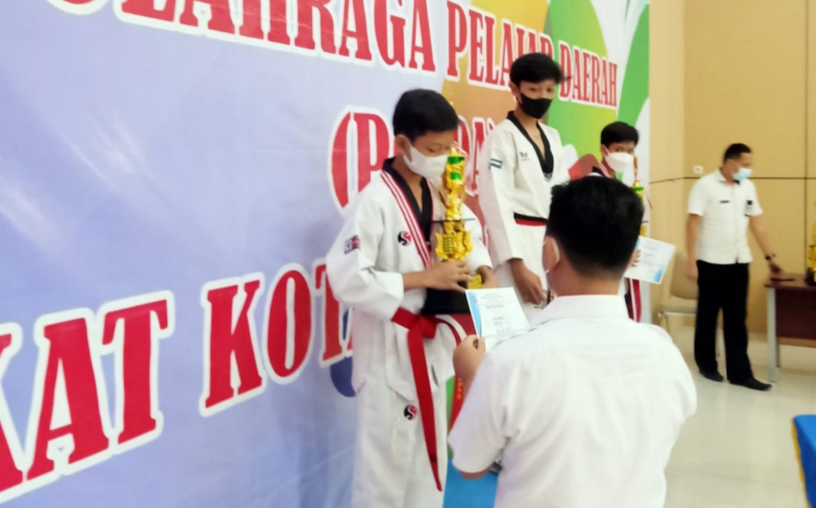 Cabor Taekwondo,SMP Negeri 1 Buktikan Anak Didiknya Mampu Raih Medali Emas dan Perak di Popda