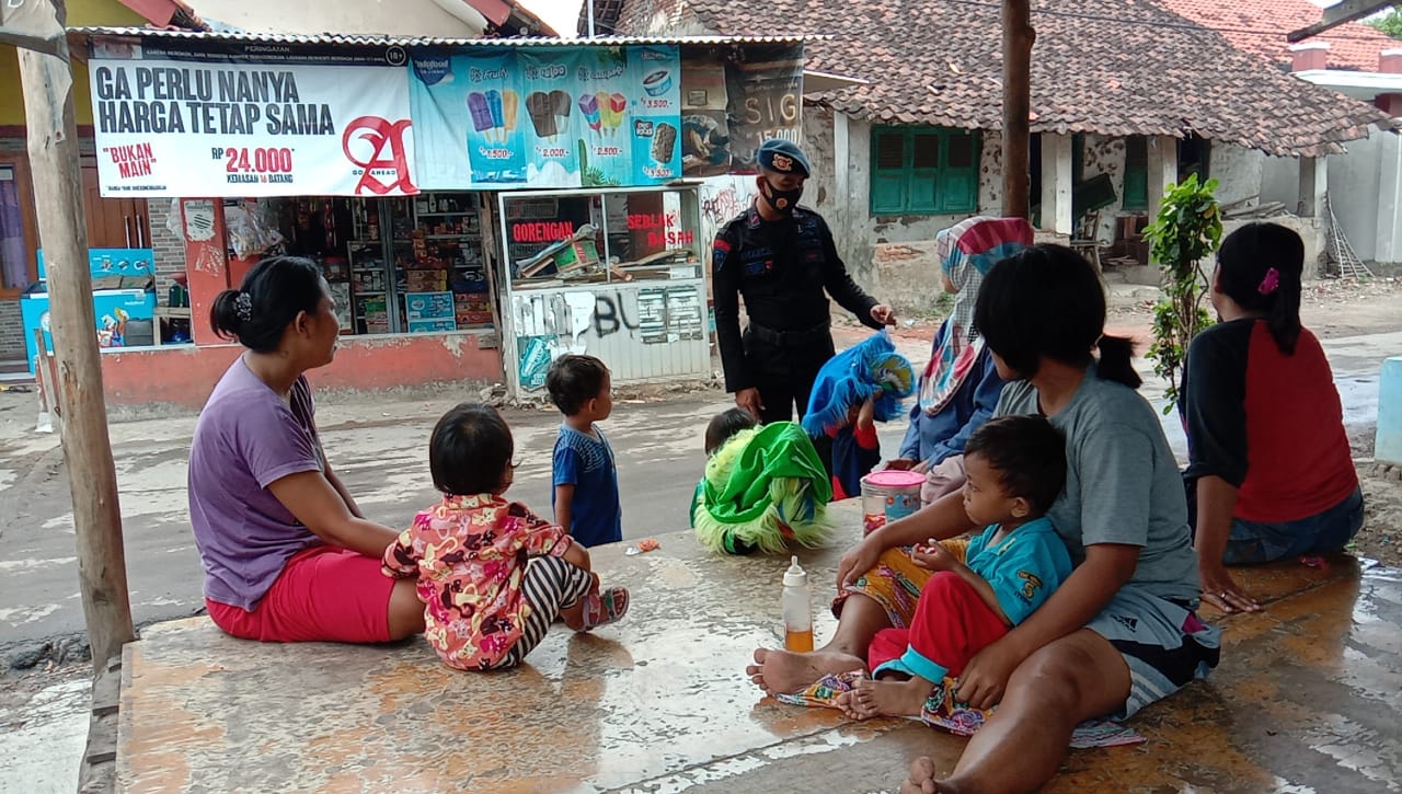 Sat Brimob Polda Jabar Rutin Sosialisasikan Prokes Pada Warga Sekitar Cirebon