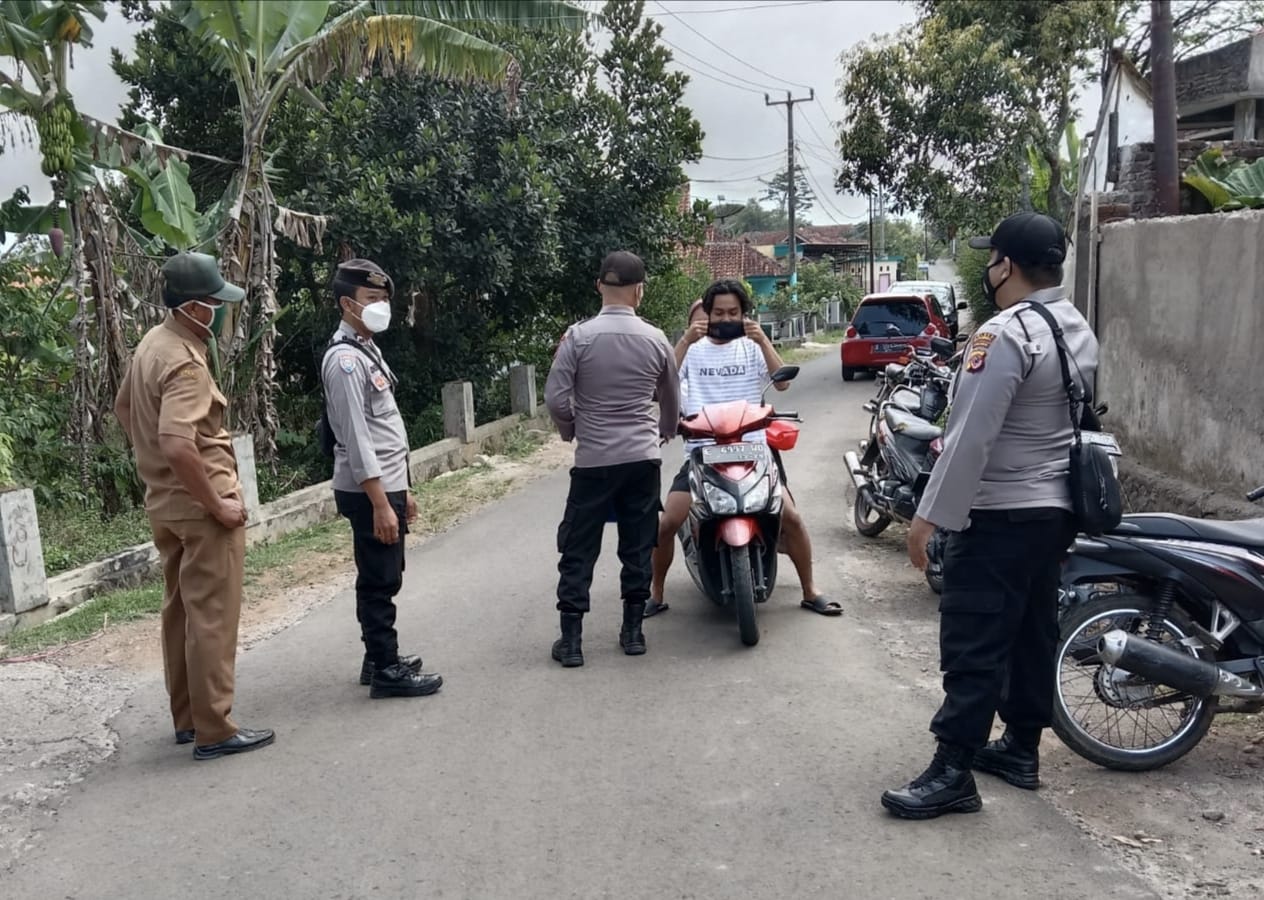 Polisi  Edukasi Warga dan Bagikan Masker pada Para Pengguna Jalan 