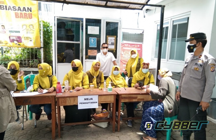 Polisi  Lakukan Pengamanan Vaksininasi ke 2 di Kelurahan Cisurupan 