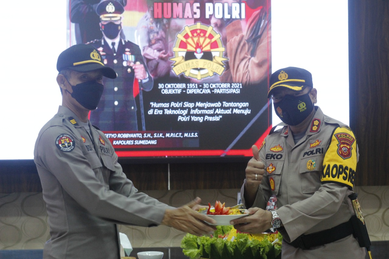 Peringati Dirgahayu Humas Mabes Polri, Kapolres Sumedang Berikan Tumpeng Pada Kasubbag Humas Polres Sumedang