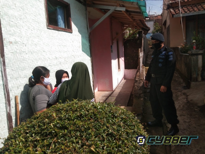 Wujud Bakti Untuk Warga Dimasa PPKM, Sat Brimob Polda Jabar  Sosialisasikan Prokes dan Bagikan Masker