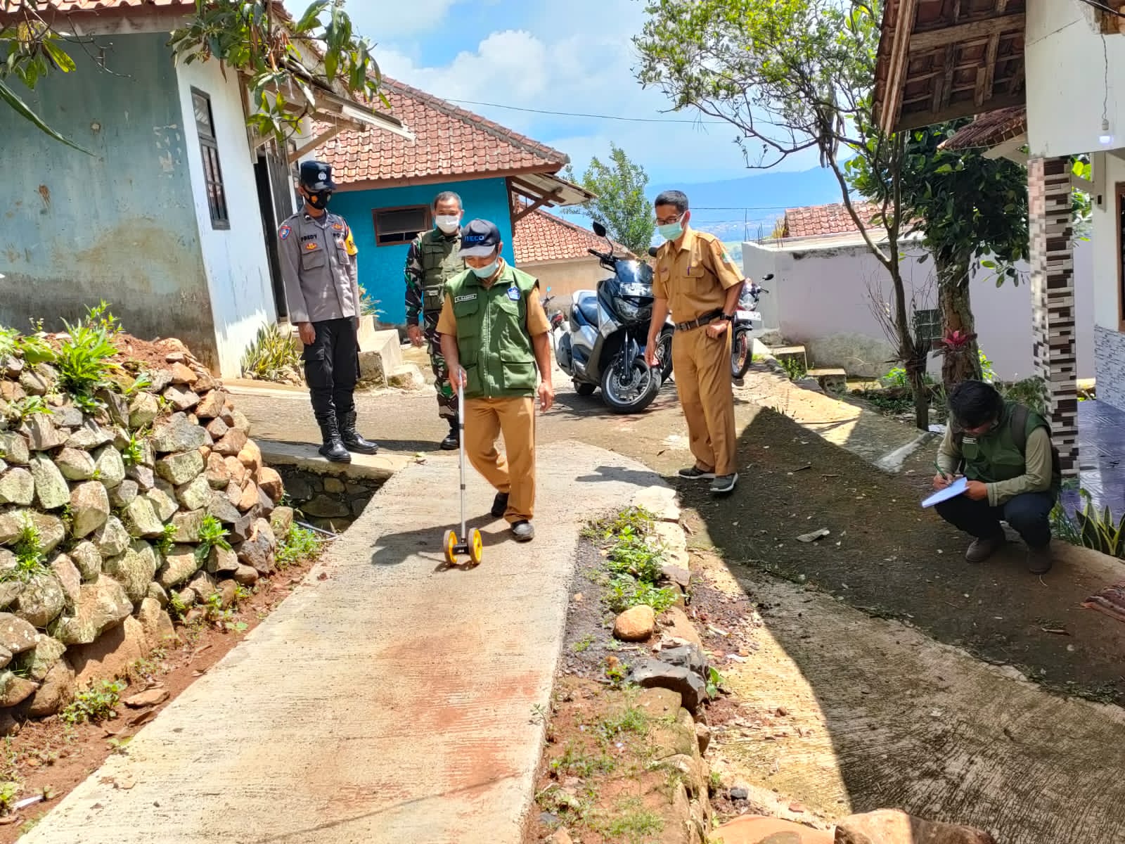 Anggota Polsek Cingambul Monitoring dan Evaluasi Pelaksanaan Program DD 